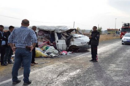 Tarım işçilerini taşıyan minibüs devrildi