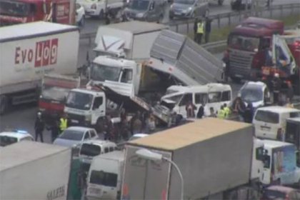 TEM'de büyük kaza: Trafik durdu