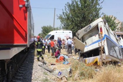 Tren, işçileri taşıyan midibüse çarptı