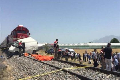 Tren minibüse çarptı: 9 ölü 1 yaralı