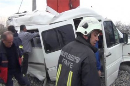 Tren öğrenci servisine çarptı: 1 ölü, 24 yaralı
