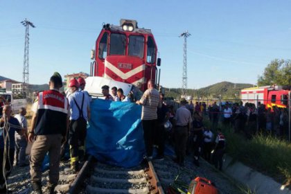 Tren otomobili biçti: 4 ölü