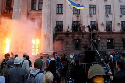 Ukrayna'da televizyon kanalı binası ateşe verildi!