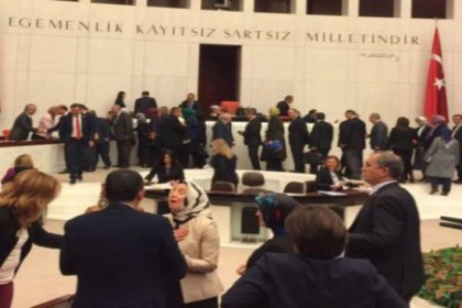 Utanç kuyruğu… Aile bakanı Ramazanoğlu'na AKP’li vekiller tebrik sırasında!