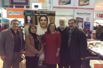 Yaşar Seyman Ankara Kitap Fuarında 'Benazir' kitabını imzaladı