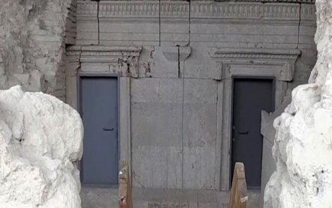2 bin yıllık anıt mezarlara demir kapı monte edildi