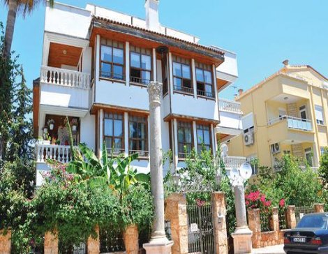 2 bin yıllık Roma sütununun apartman süsü yaptılar