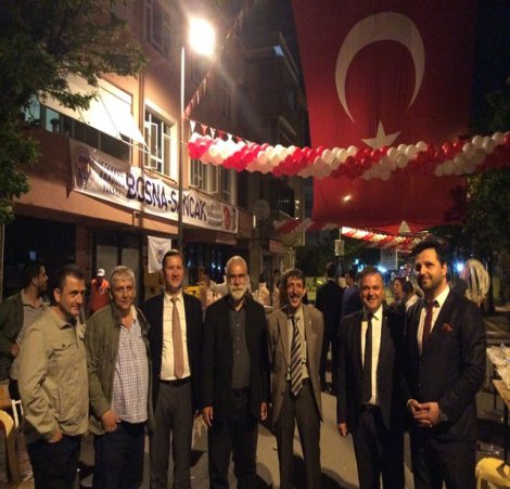 Anadolu Yakası Pendik Bosna Sancak iftarında Boşnaklar Zeybek oynayan Atatürk'ü izledi