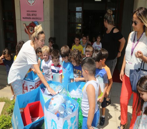 Anaokulu öğrencilerine geri dönüşüm semineri