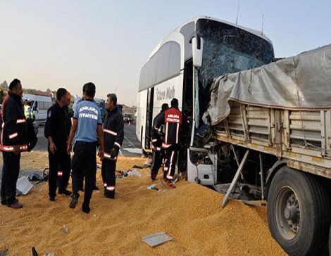 Ankara'da yolcu otobüsü TIR'a çarptı: 3 ölü çok sayıda yaralı var