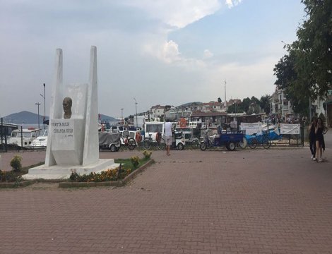 Atatürk anıtının yanına seyyar tuvalet dikmeye çalışan İBB'ye ada sakinleri tepki gösterdi