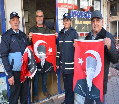 Atatürk portresine yapılan bıçaklı saldırı Dikili halkı tarafından lanetlendi