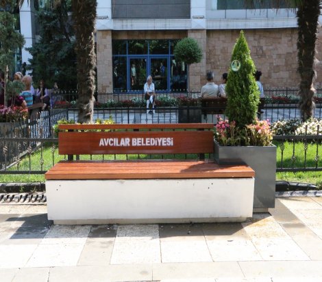 Avcılar'da banklar çiçek açacak