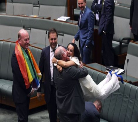 Avustralya'da evlilik eşitliği yasası parlamentoda kabul edildi