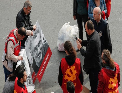 Bakırköy’de sivil polis, alan sokulan her pankart ve dövizi tek tek fotoğrafladı