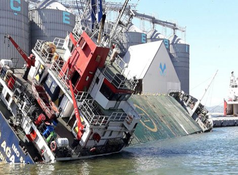 Bandırma'da kargo gemisi yan yattı: 12 yaralı