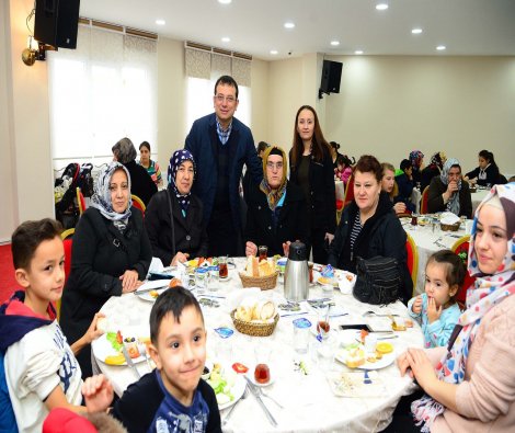 Başkan İmamoğlu Gürpınar'da oturan kadınlarla kahvaltıda buluştu