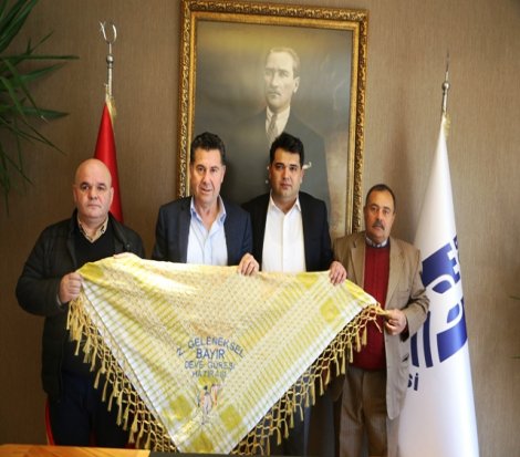 Belediye Başkanını, Deve Güreşi’ne davet ettiler