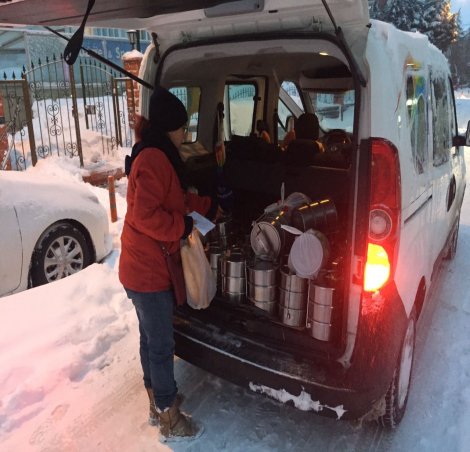 Beylikdüzü Belediyesi'nden ihtiyaç sahiplerine yakacak ve gıda yardımı