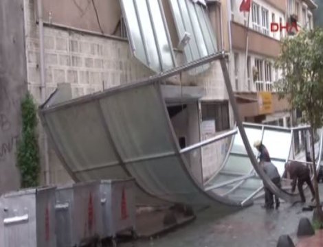 Beyoğlu öğretmenevinin çatısı uçtu