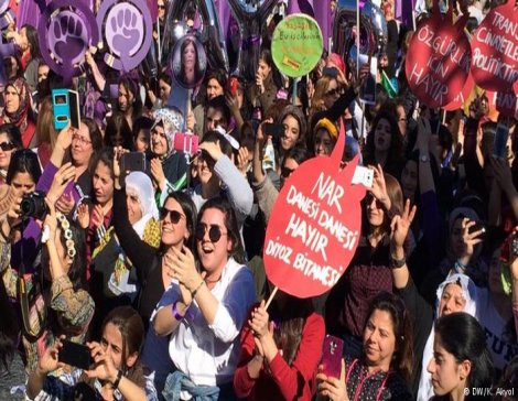Binlerce kadın 8 Mart için Bakırköy'de bir araya geldi