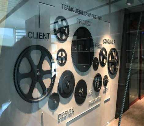 Bir reklam şirketinde kadın işçi olmak: Tacize uğra ama ses çıkarma