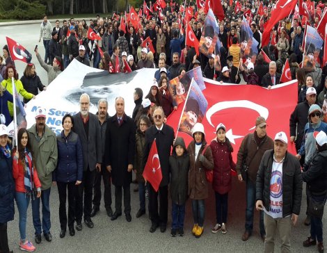 Birleşik Kamu-İş 23 Nisan için Anıtkabir'e yürüdü