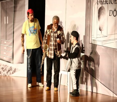 'Bizde adet böyledir' tiyatro oyunu izleyenlerden tam not aldı