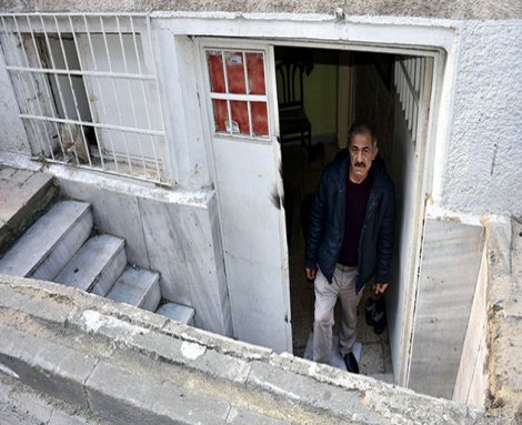 Bodrum kattaki evinin girişine kaldırım taşı ördüler, geceyi sokakta geçirdi, basına yansıyınca kaldırımı söktüler!