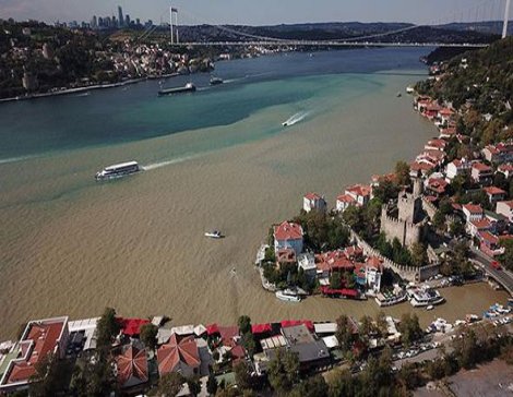 Boğaz, baraj atıkları nedeniyle çamura bulandı