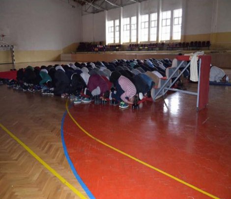 Burası okul: Müdür spor salonunu cuma günleri namaz için kapatıyor!