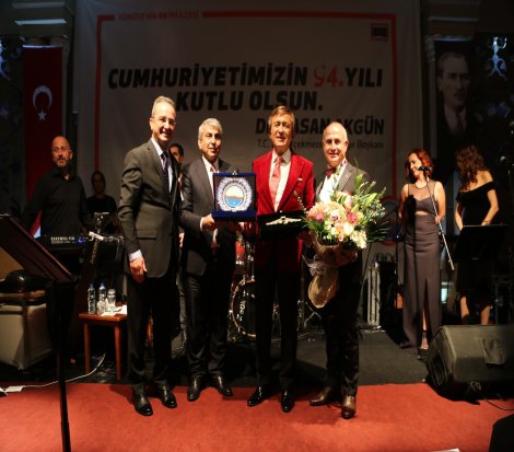 Büyükçekmece'de Cumhuriyet Balosu’na Erol Evgin damgasını vurdu