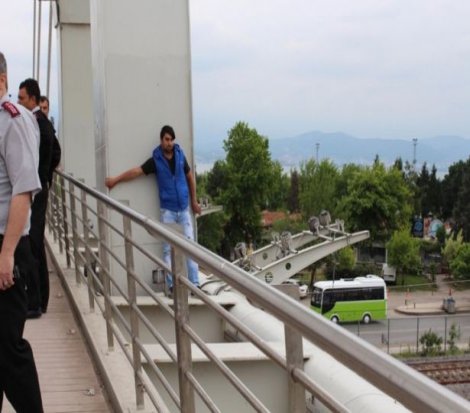 Çalıştığı fabrikadan parasını alamayan işçi üst geçide çıktı