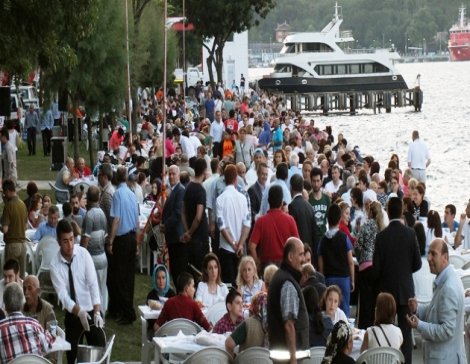 CHP Sarıyer İlçe Başkanlığı'ndan Kireçburnu sahilinde iftar