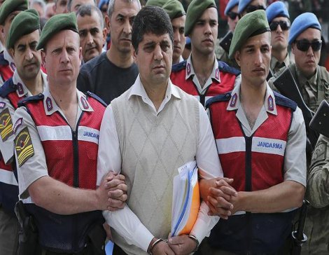 Darbe sanığı albay Doğan Öztürk'e hakim o görüntüleri gösterdi