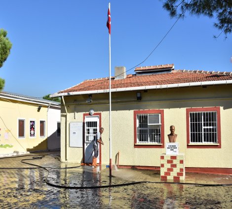Dikili Belediyesi'nden okullara hizmet desteği