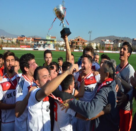 Dikili Belediyespor namağlup şampiyon oldu