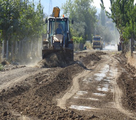 Dikili’de yol seferberliği sürüyor