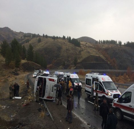 Diyarbakır'da yolcu midibüsü devrildi: 2 ölü, 18 yaralı