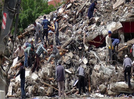 Edirne'de yıkılan binadan çıkan demirlerden, yoksullar geçimlerini sağlıyor