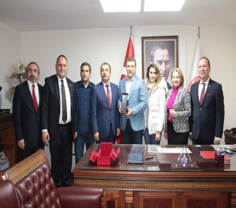 Eğitim-İş Fakir Baykurt onur ödülü İsmail Küçükkaya'ya verildi