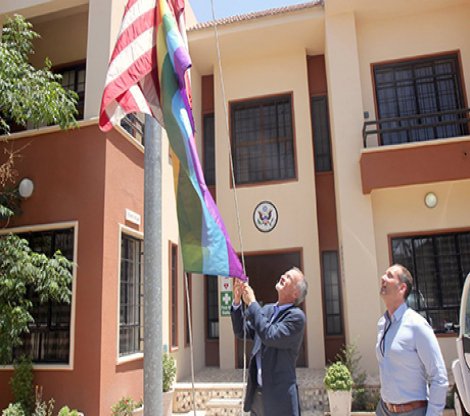 Erbil'de LGBTİ bayrağını göndere çekildi