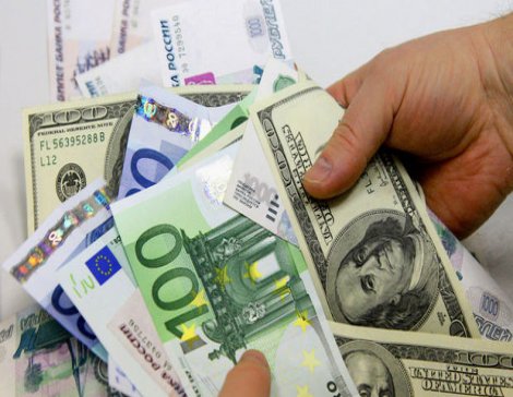 Eurodan yeni zirve, dolar rekor düzeye yaklaştı