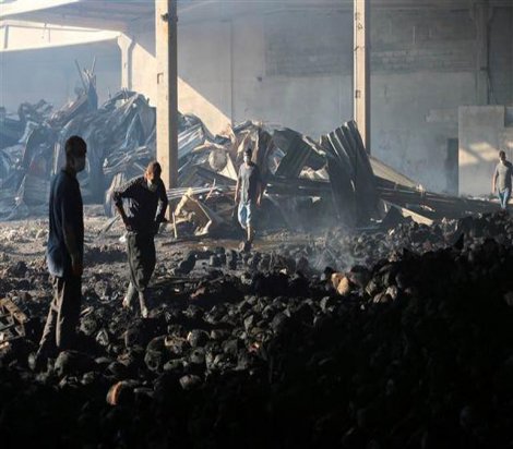 Gaziantep'te yanan iplik fabrikasında İşçiler kazma-kürek patronlarını arıyorlar