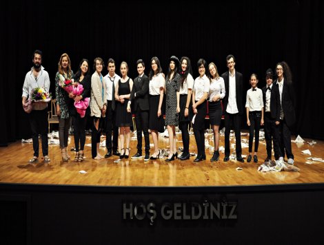 Genç kursiyerlerin tiyatro performansı göz doldurdu