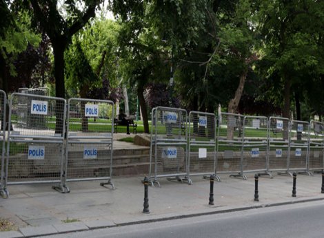 Gezi Parkı'nın bir kısmı bariyerlerle kapatıldı