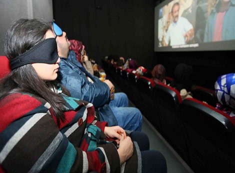 Görme engelliler için 'betimlemeli film' gösterimi