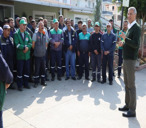 Güneş doğarken işçilerle sabah mesaisinde