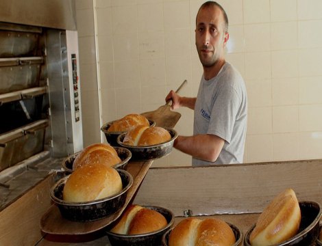 Halka ucuz ekmek sattığı için ihtar gelen fırına, halk sahip çıktı