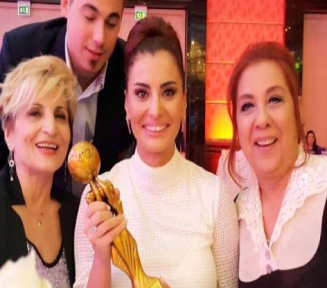 Hande Fırat, genel sekreteri olduğu dernekten 'demokrasi' ödülü aldı!